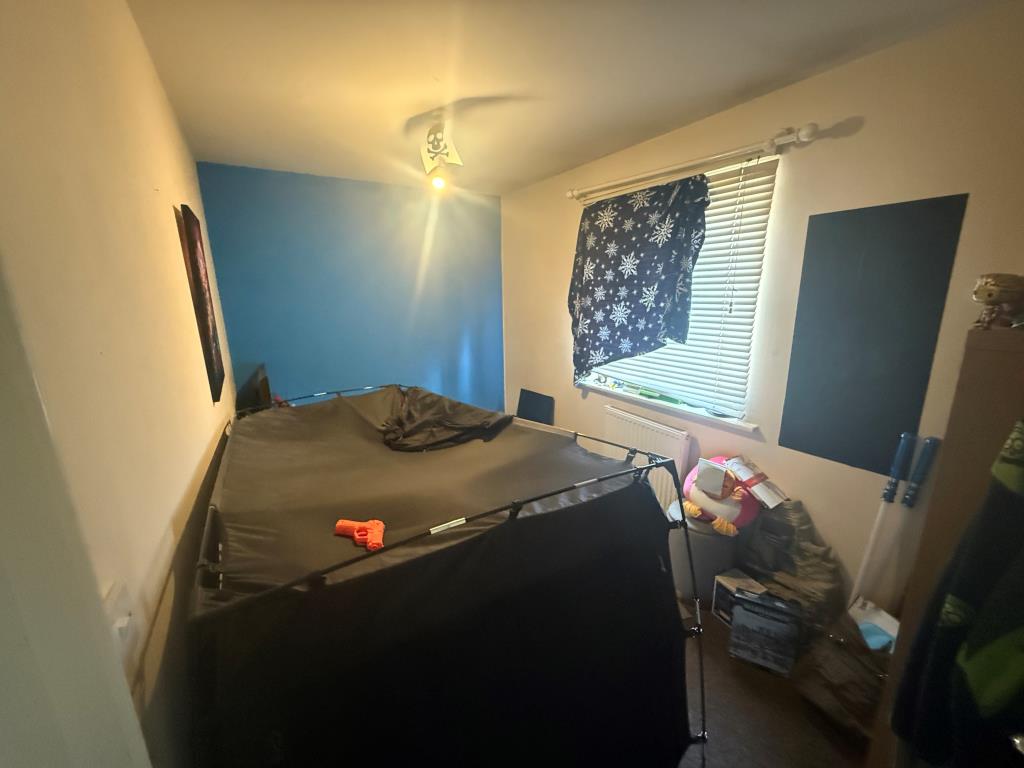 Lot: 94 - SEMI-DETACHED HOUSE FOR INVESTMENT - Bedroom three